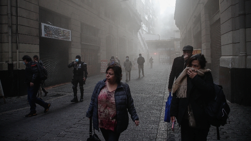 Rescatan a niños de sala cuna cercana a incendio en el centro de Santiago Rescatan a niños de sala cuna cercana a incendio en el centro de Santiago