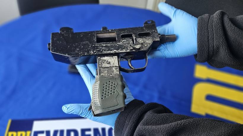 Incautan subametralladora tipo UZI en San Pedro de la Paz: El arma era ofrecida a través de redes sociales Incautan subametralladora tipo UZI en San Pedro de la Paz: El arma era ofrecida a través de redes sociales