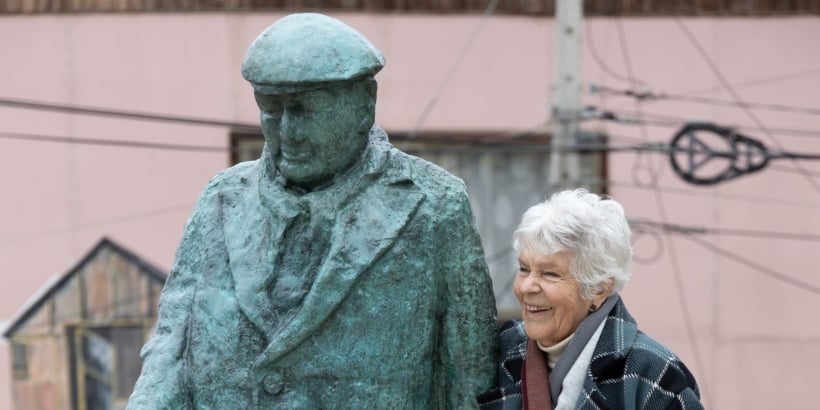 Restauran esculturas de Mistral, Neruda y Huidobro en la Plaza de los Poetas de Valparaíso Restauran esculturas de Mistral, Neruda y Huidobro en la Plaza de los Poetas de Valparaíso