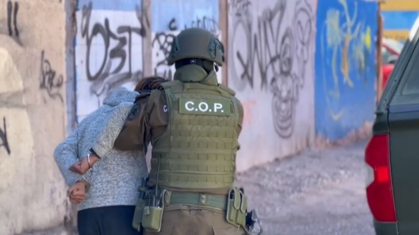 Cayó banda con drogas y arma artesanal: seis detenidos en operativo en el sector Las Tinieblas de Calama Cayó banda con drogas y arma artesanal: seis detenidos en operativo en el sector Las Tinieblas de Calama