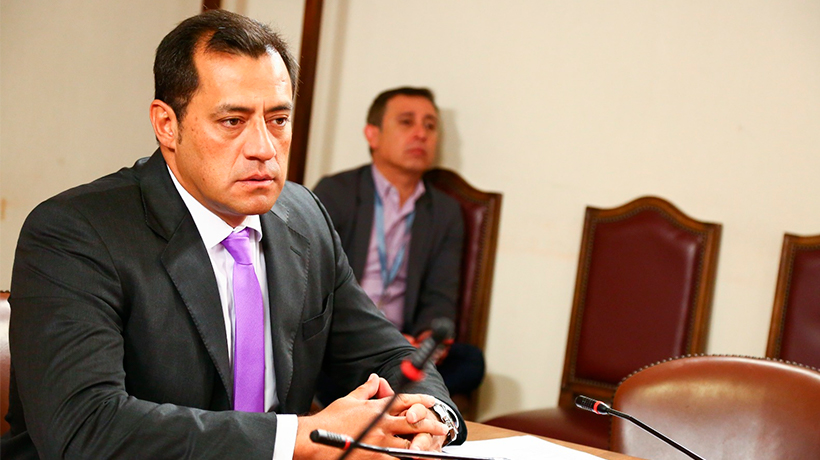Viaje de diputado Teao reabre discusión por privilegios de legisladores Viaje de diputado Teao reabre discusión por privilegios de legisladores