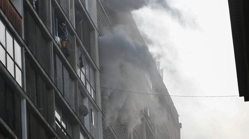 Incendio en centro de Santiago está en proceso de extinción