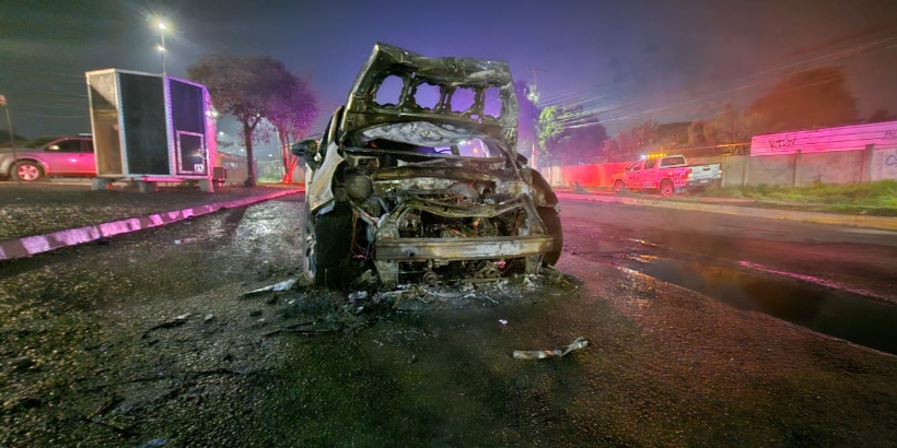 Auto se incendió tras salir del taller mecánico en sector Villa El Sendero de Quillota Auto se incendió tras salir del taller mecánico en sector Villa El Sendero de Quillota
