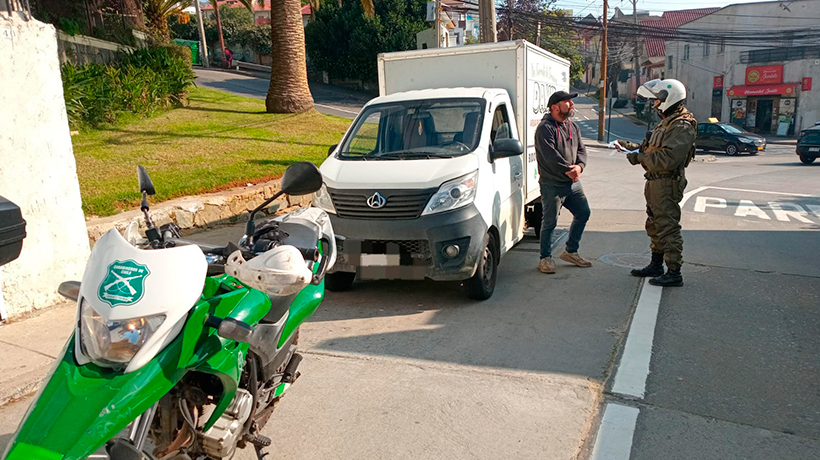 Sorprenden a hombre manipulando celular mientras conducía en Viña: mantenía orden de detención vigente Sorprenden a hombre manipulando celular mientras conducía en Viña: mantenía orden de detención vigente