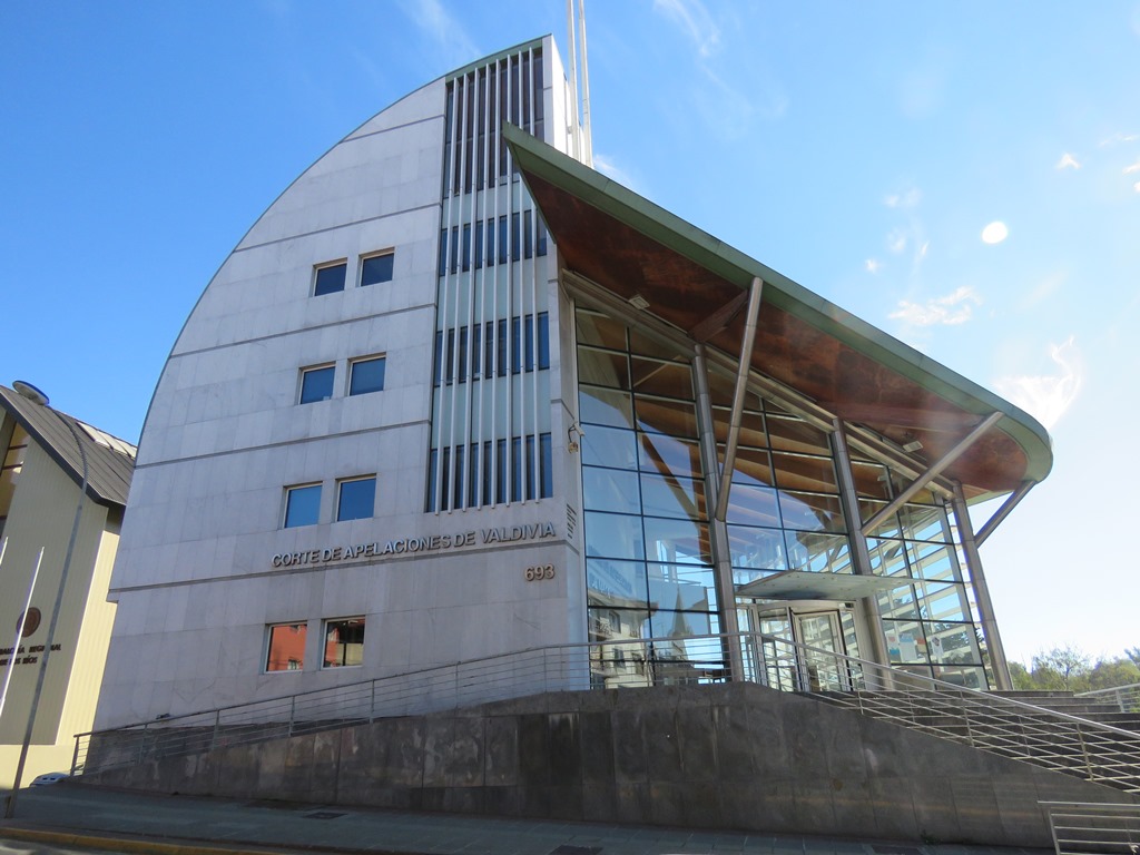 Corte de Valdivia confirma fallo que ordena al fisco indemnizar a joven sometido a detención ilegal y tortura Corte de Valdivia confirma fallo que ordena al fisco indemnizar a joven sometido a detención ilegal y tortura