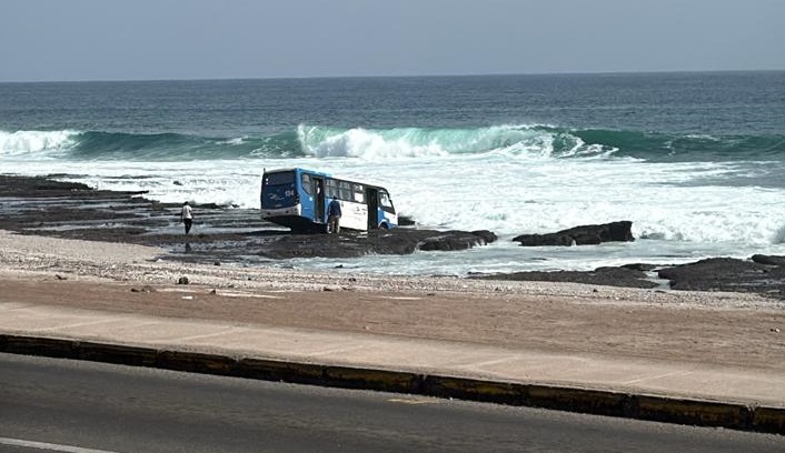 Taxibús cayó al mar en el sector El Huáscar de Antofagasta: viralizan imágenes Taxibús cayó al mar en el sector El Huáscar de Antofagasta: viralizan imágenes