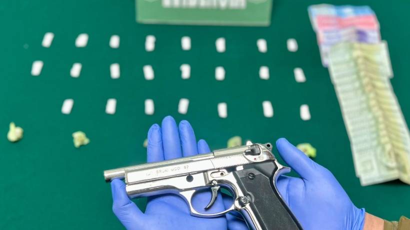 Cuatro detenidos en Llolleo Alto por microtráfico y porte ilegal tras operativo policial Cuatro detenidos en Llolleo Alto por microtráfico y porte ilegal tras operativo policial