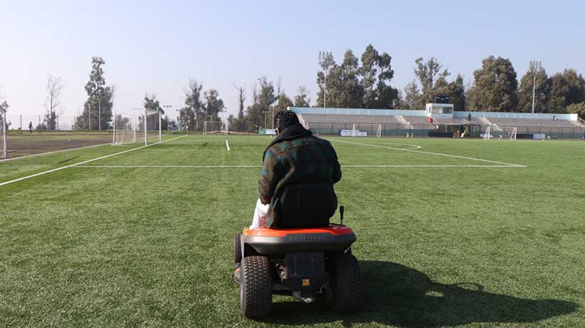 Concón sumó nuevo equipo de mantención para “alargar la vida útil” de pasto de sus estadios Concón sumó nuevo equipo de mantención para “alargar la vida útil” de pasto de sus estadios