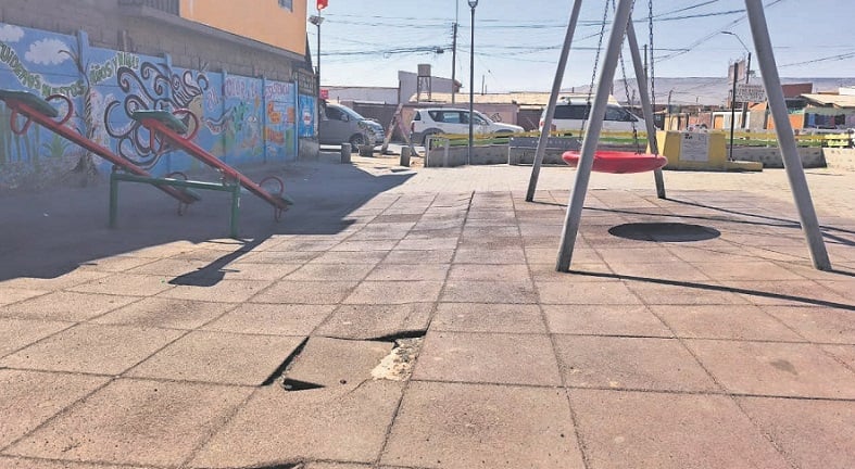 Increíble: plaza Wanda Clemente se hunde denuncian vecinos de Arica Increíble: plaza Wanda Clemente se hunde denuncian vecinos de Arica