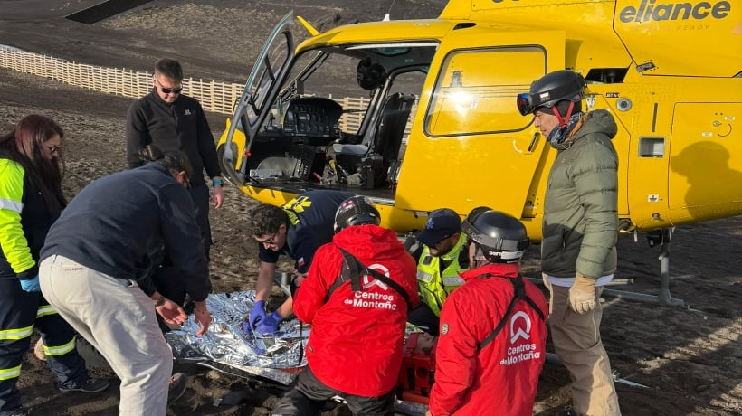 En helicóptero evacuaron a joven accidentado en el volcán Osorno En helicóptero evacuaron a joven accidentado en el volcán Osorno