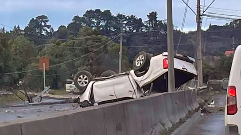 Camioneta derribó poste y volcó en la ruta Puerto Montt Alerce Camioneta derribó poste y volcó en la ruta Puerto Montt Alerce