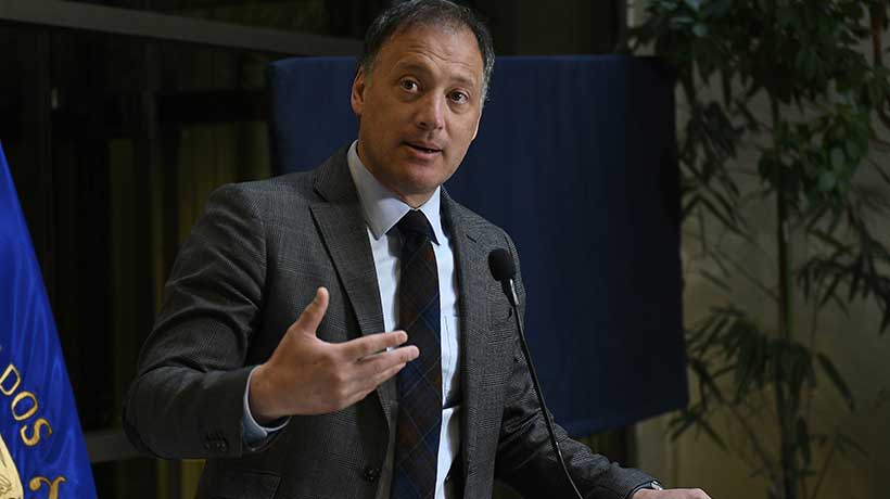 Presidente de la Cámara acusa al gobierno de frenar proyecto que establece multa por no votar Presidente de la Cámara acusa al gobierno de frenar proyecto que establece multa por no votar