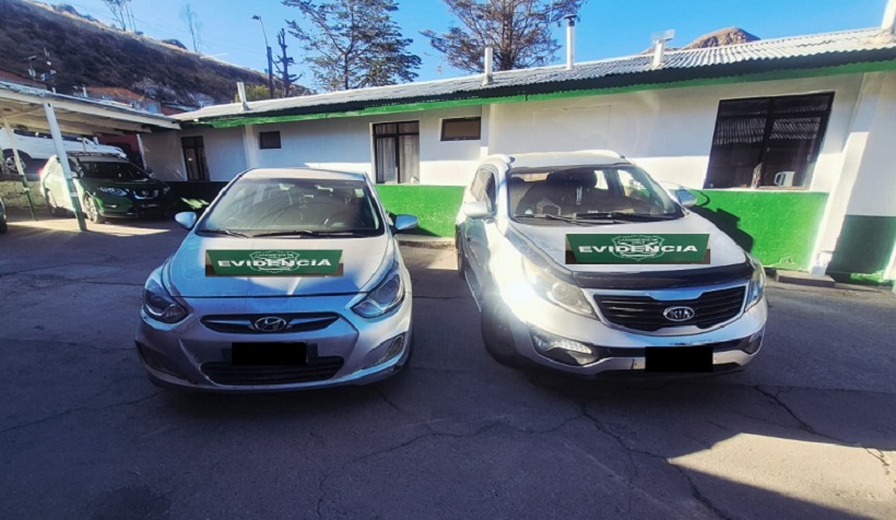 Carabineros intercepta dos vehículos robados en Arica cuando salían rumbo a Bolivia Carabineros intercepta dos vehículos robados en Arica cuando salían rumbo a Bolivia