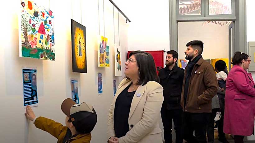 Inauguran en Valparaíso la primera exposición de arte sobre familias de acogida realizada por menores Inauguran en Valparaíso la primera exposición de arte sobre familias de acogida realizada por menores
