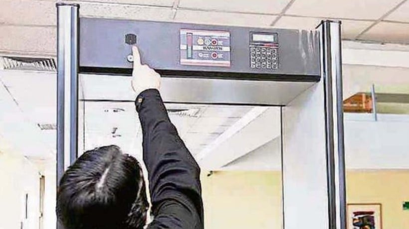 Se abre debate por instalación de detectores de metales en colegios de la región de Ñuble Se abre debate por instalación de detectores de metales en colegios de la región de Ñuble