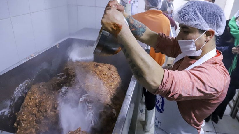 Incendio destruyó fábrica de longanizas de Gendarmería en San Carlos que inspiró película "Denominación de Origen" Incendio destruyó fábrica de longanizas de Gendarmería en San Carlos que inspiró película "Denominación de Origen"