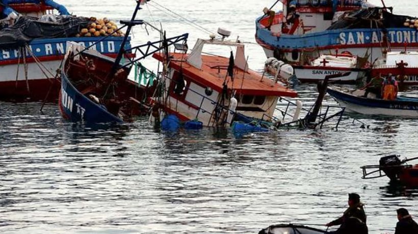 Derrame de petróleo y millonaria pérdida dejó hundimiento de tres lanchas en la bahía de San Antonio Derrame de petróleo y millonaria pérdida dejó hundimiento de tres lanchas en la bahía de San Antonio
