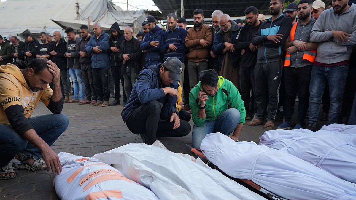 Al menos 40 muertos en Gaza tras bombardeos israelíes y estampida en punto de ayuda Al menos 40 muertos en Gaza tras bombardeos israelíes y estampida en punto de ayuda