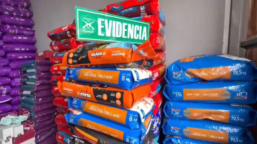 Detienen a dos hombres que robaron 320 sacos de alimentos de mascotas avaluados en 12 millones de pesos en Alto Hospicio Detienen a dos hombres que robaron 320 sacos de alimentos de mascotas avaluados en 12 millones de pesos en Alto Hospicio
