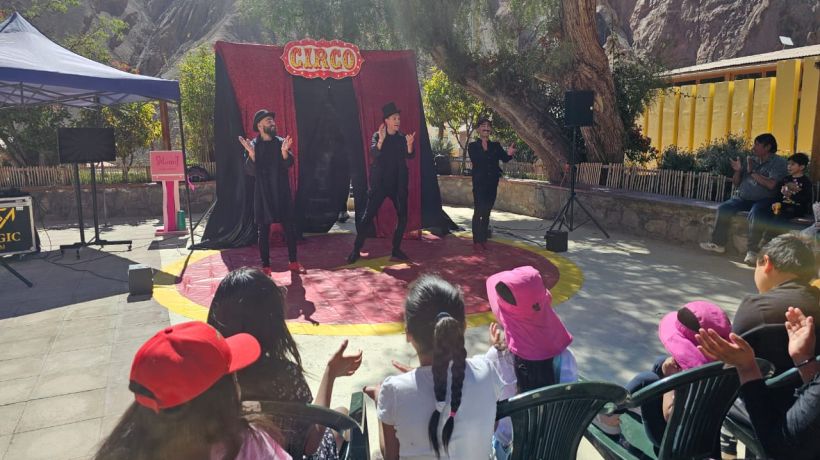 Programa Maletines Culturales llevó magia y alegría a la localidad de Huatacondo Programa Maletines Culturales llevó magia y alegría a la localidad de Huatacondo