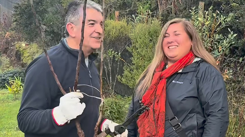 Rionegrina difunde tutoriales de agricultura con el periodista Germán Valenzuela