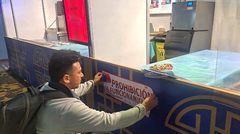 Productos vencidos y mala higiene: Prohíben funcionamiento de siete locales del Festival de Luces en Antofagasta Productos vencidos y mala higiene: Prohíben funcionamiento de siete locales del Festival de Luces en Antofagasta
