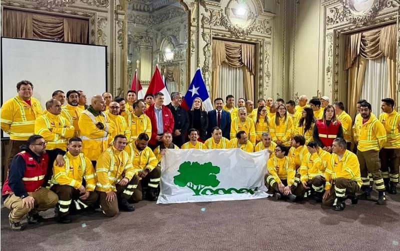Tres jefes de brigadas de Conaf Los Ríos viajaron a Canadá para combatir incendios forestales