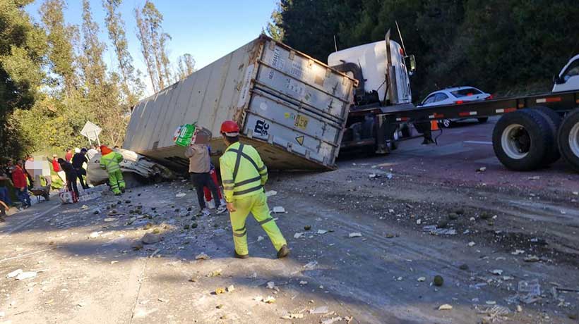 [VIDEO] Camión que transportaba paltas sufrió volcamiento de carga en Camino La Pólvora