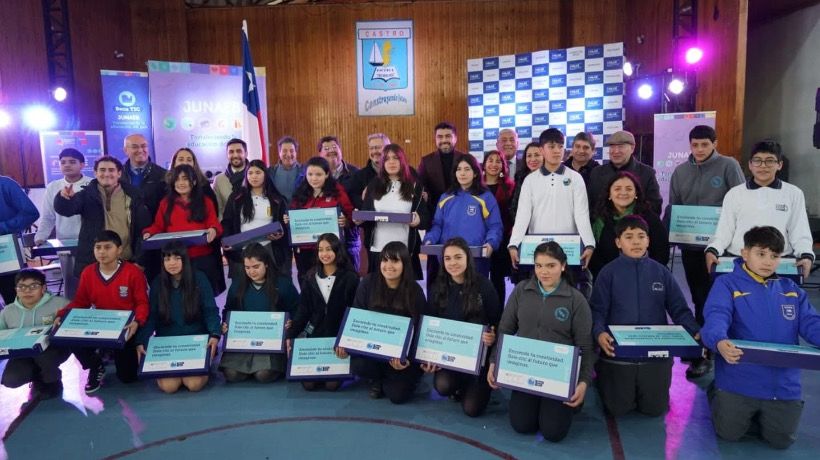 Castro: 480 estudiantes de la comuna reciben computadores