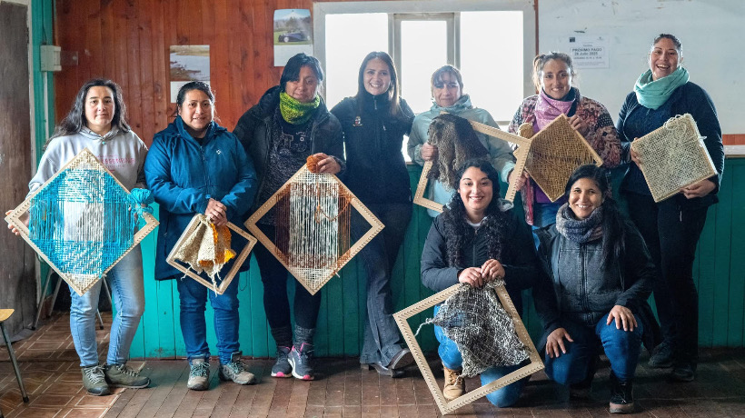 Continúa desarrollándose con éxito el taller de telar a clavo en Tocoihue