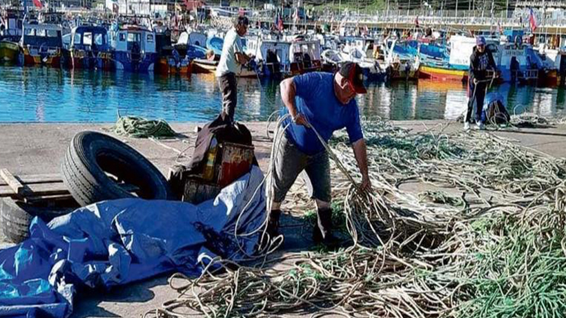 A pura porfía viejo pescador lucha por devolver a la vida su lancha hundida A pura porfía viejo pescador lucha por devolver a la vida su lancha hundida