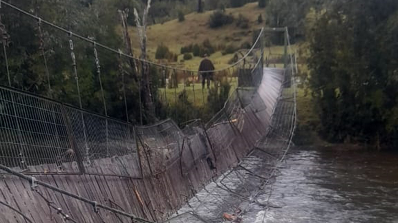 MOP y comunidad en San Juan de la Costa estudian emergencia por caída de pasarela MOP y comunidad en San Juan de la Costa estudian emergencia por caída de pasarela