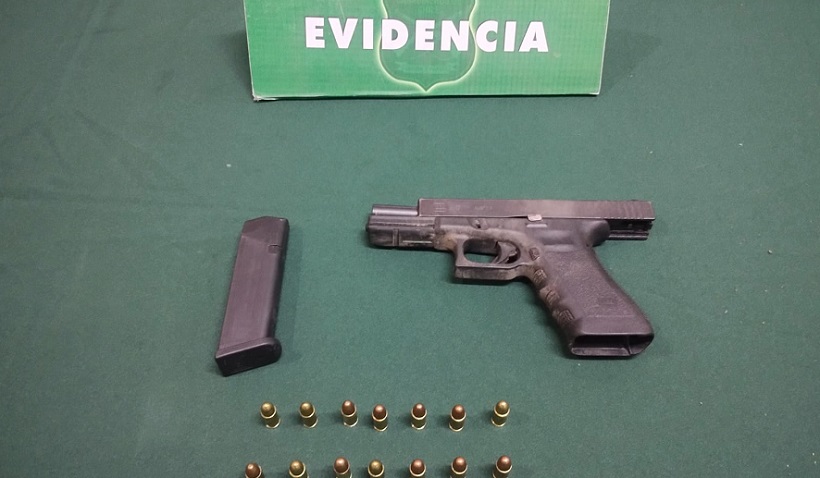 Persecución nocturna en Arica: Carabineros detuvo a dos sujetos por porte de arma de fuego Persecución nocturna en Arica: Carabineros detuvo a dos sujetos por porte de arma de fuego