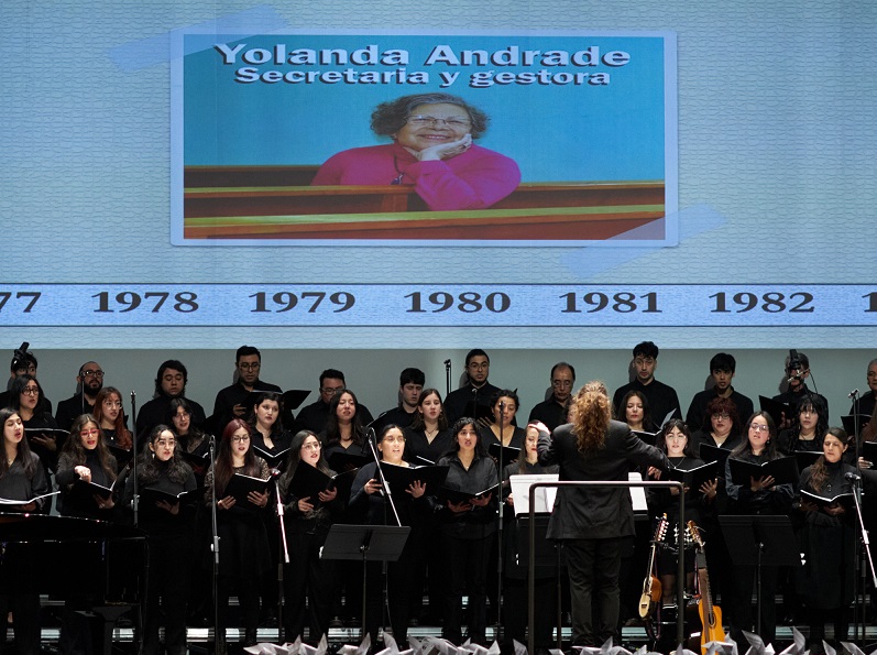 Coro UACh celebró 70° aniversario con masivo y emotivo concierto en Valdivia
