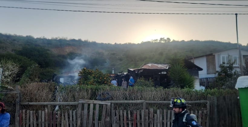 Incendio destruyó vivienda en Santa Rosa de Colmo: una persona con quemaduras y dos afectados por humo Incendio destruyó vivienda en Santa Rosa de Colmo: una persona con quemaduras y dos afectados por humo