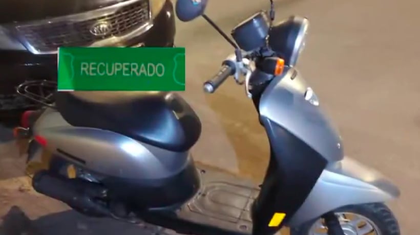 [VIDEO] Detienen a dos sujetos que robaron una motocicleta en el sector centro de Iquique