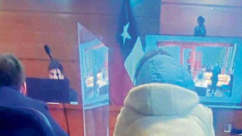 Mujer es sorprendida arrojando droga al baño durante operativo policial en San Antonio Mujer es sorprendida arrojando droga al baño durante operativo policial en San Antonio