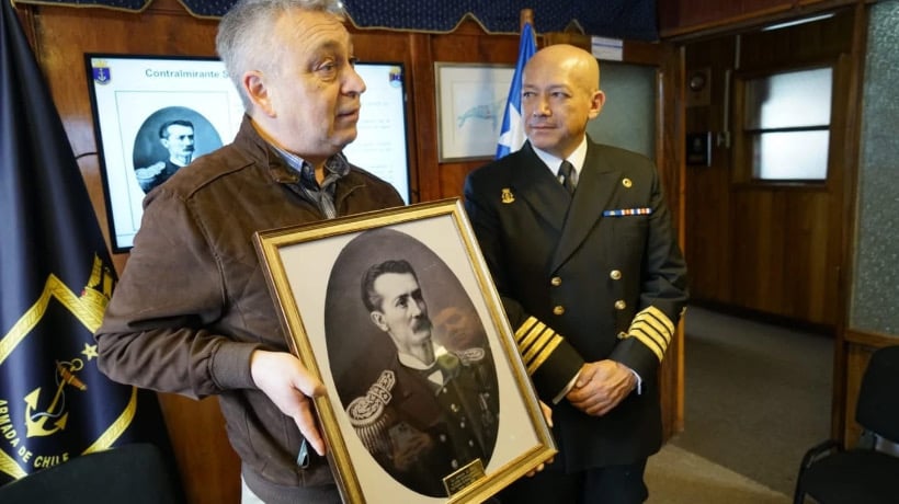 Armada de Chile donó fotografía del contraalmirante Galvarino Riveros Cárdenas a liceo castreño