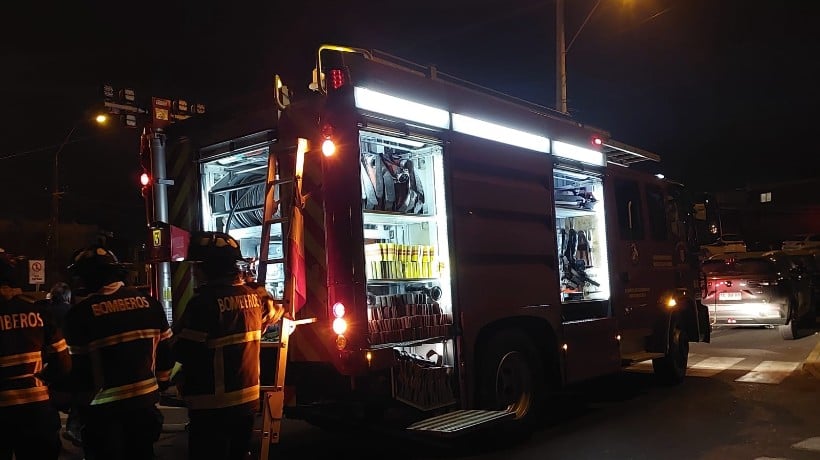 Vecinos rescatan a dos adultos mayores tras incendio en vivienda de Antofagasta Vecinos rescatan a dos adultos mayores tras incendio en vivienda de Antofagasta