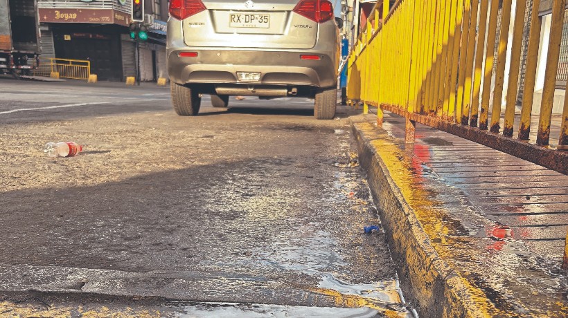 Denuncian que céntrico espacio de Antofagasta amanece frecuentemente orinado