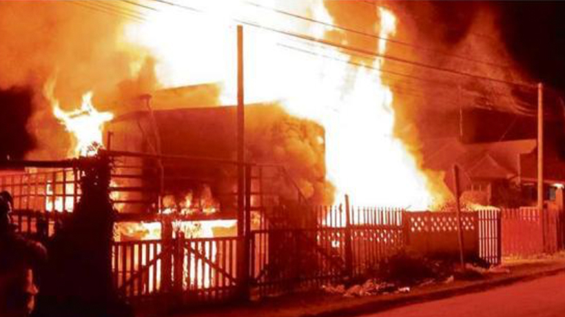 Fuego destruyó dos casas y afectó una tercera en el sector de Las Cruces Fuego destruyó dos casas y afectó una tercera en el sector de Las Cruces