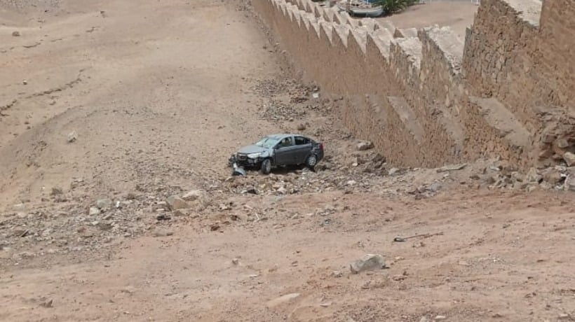 Vehículo desbarranca en sector sur de Antofagasta: conductor resulta ileso