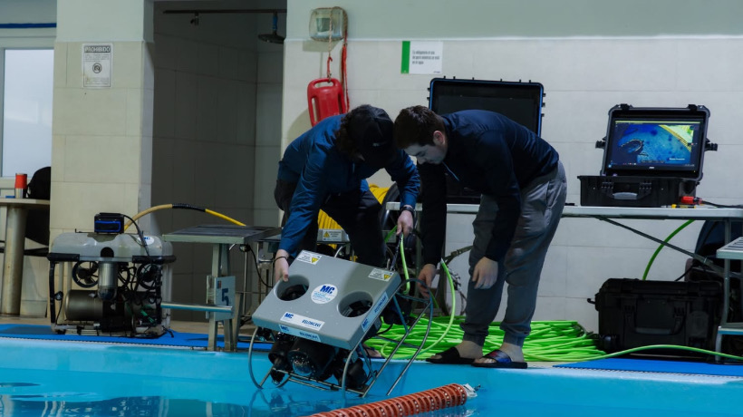 Alumnos de Electrónica del Liceo Forjadores Alerce participaron en jornada de manejo de robot submarino en la Universidad de Los Lagos Alumnos de Electrónica del Liceo Forjadores Alerce participaron en jornada de manejo de robot submarino en la Universidad de Los Lagos