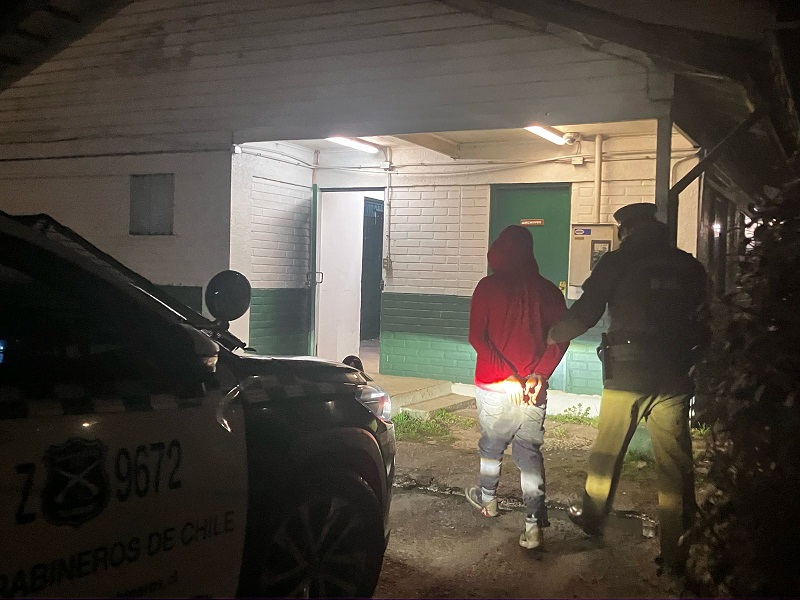 Carabineros detiene a uno de los autores de robo a tienda comercial en Valdivia Carabineros detiene a uno de los autores de robo a tienda comercial en Valdivia