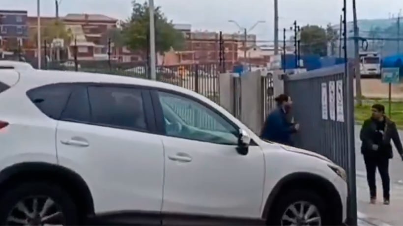 [VIDEO] Conductor provocó daños a portón de condominio en Quilpué