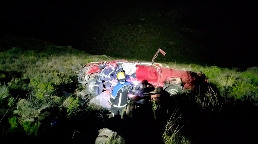 Logran rescate de conductor que se desbarrancó en el sector sotoca en cercanías de Huara Logran rescate de conductor que se desbarrancó en el sector sotoca en cercanías de Huara
