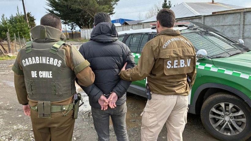Carabineros detiene a dos sujetos por receptación y recupera dos vehículos robados Carabineros detiene a dos sujetos por receptación y recupera dos vehículos robados