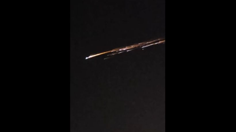 Sorprendente caída de objetos luminosos desde cielo de Antofagasta: sería basura espacial Sorprendente caída de objetos luminosos desde cielo de Antofagasta: sería basura espacial