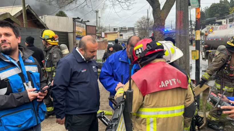Gran incendio en bodega de Concepción deja 8 viviendas afectadas, al menos 50 damnificados y tres lesionados
