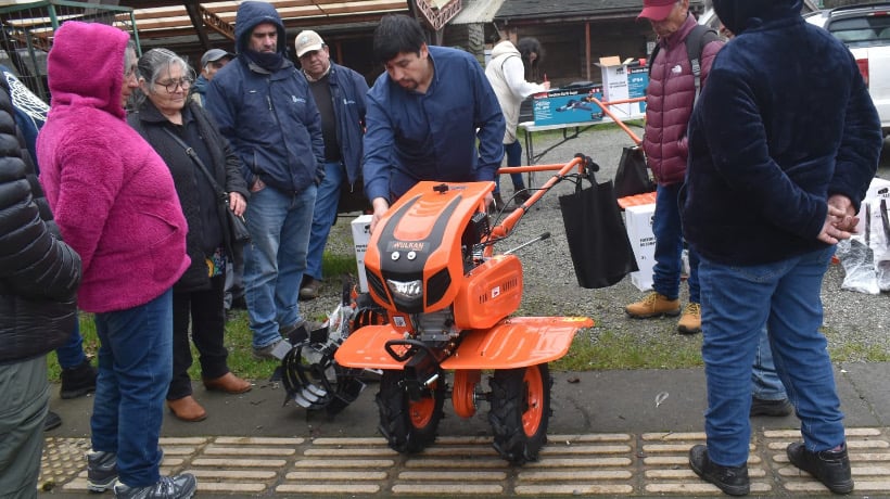 Entrega de maquinarias agrícolas en Quinchao